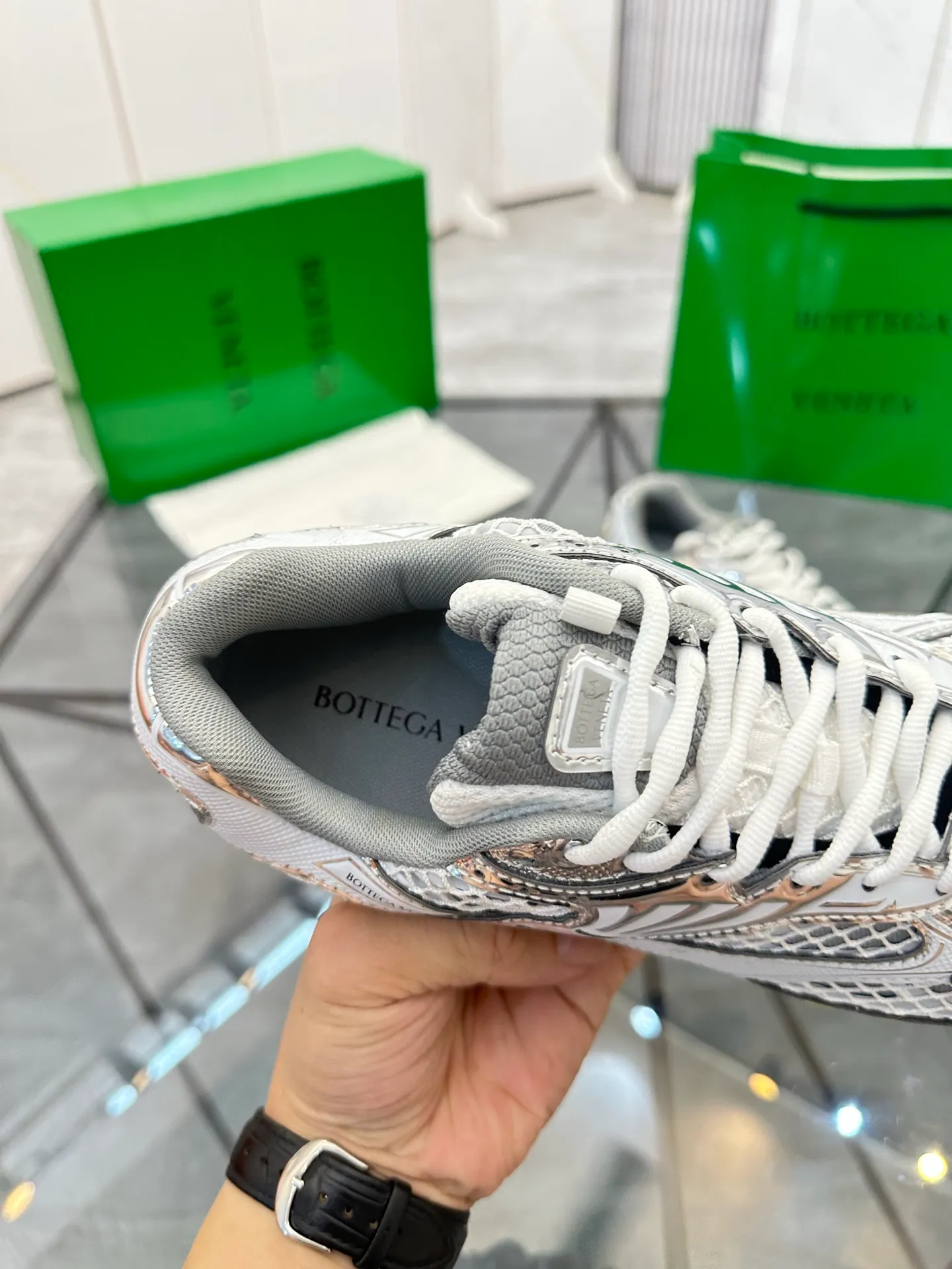 Factory men's shoes 💰: 620💰 (top version) BV Orbit sneakers Wang Yibo's same style couple's dad shoes Runner sneakers, made of lightweight technical mesh fabric. Matched with geometric pattern designed rubber outsole Wang Zha series high version Look for the package craftsmanship The actual height is much higher, but the legs are still slim. Very nice and playable and durable Matching to the standard 💯 Package shoe technology Look for the high version The outsole is made of color-blocked TPU outsole Women's model 35 36 37 38 39 40 41 (40 41 customized) Men's model 38 39 40 41 42 43 44 45. (Customized size 38 45.46) No. H345